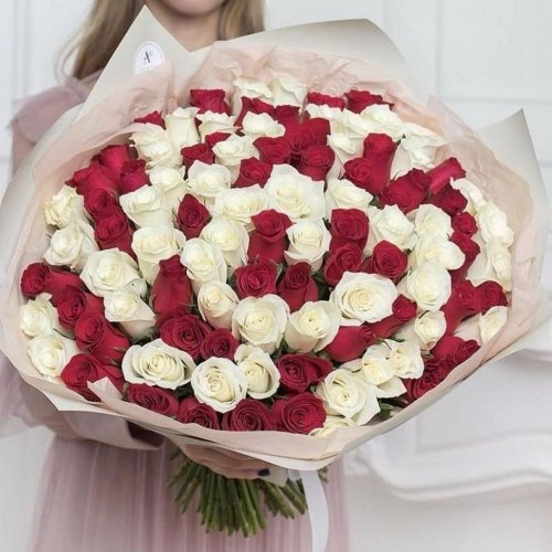 Букет из 101 красной и белой розы (Кения) 40 см
