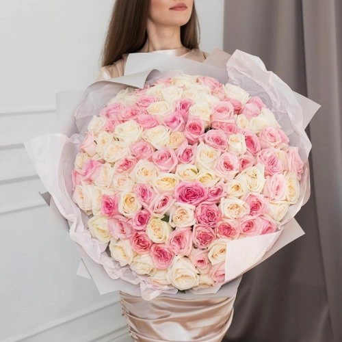 Букет из 101 парфюмированной пионовидной розы Pink и White O'Hara