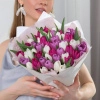 Букет из 51 белого, сиреневого и малинового тюльпана