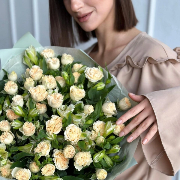 Букет из персиковых кустовых роз и альстромерий в Тюмени