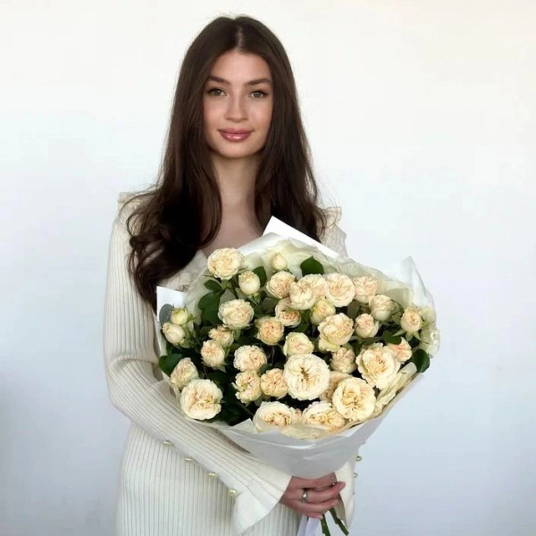 Букет из 9 лимонных кустовых роз в Тюмени