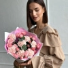 Букет из розовых гвоздик и кустовых роз в Тюмени